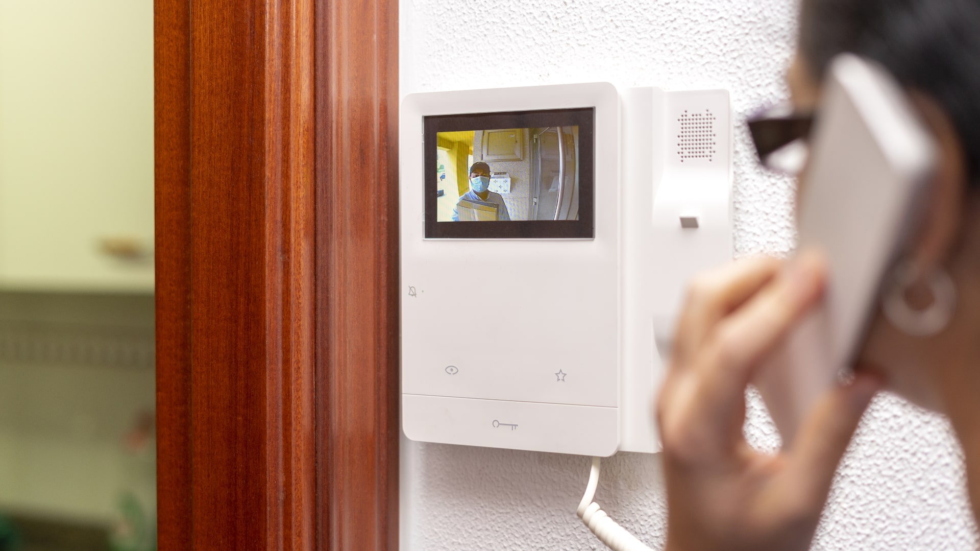 Videointerfon cu monitor color instalat într-un bloc locativ