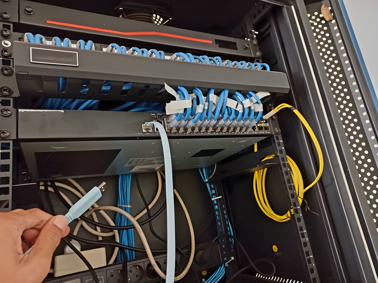 Dulap de rețea cu patch panel și switch, cabluri ordonate pe culori