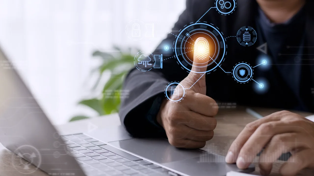 Autentificare prin amprentă pe un cititor biometric de birou
